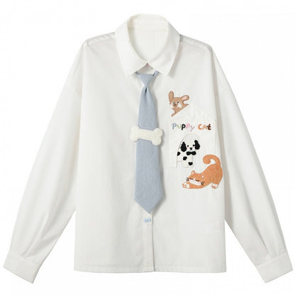 キティの青いネクタイとボーンパピーのアップリケがあしらわれた白いゆったりシャツ