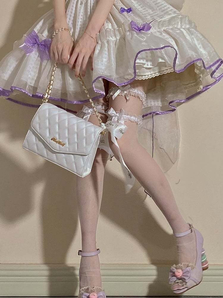 Weiß/Schwarze, halbtransparente Overknee-Strümpfe mit Rüschen, Spitzenbündchen und Schleife