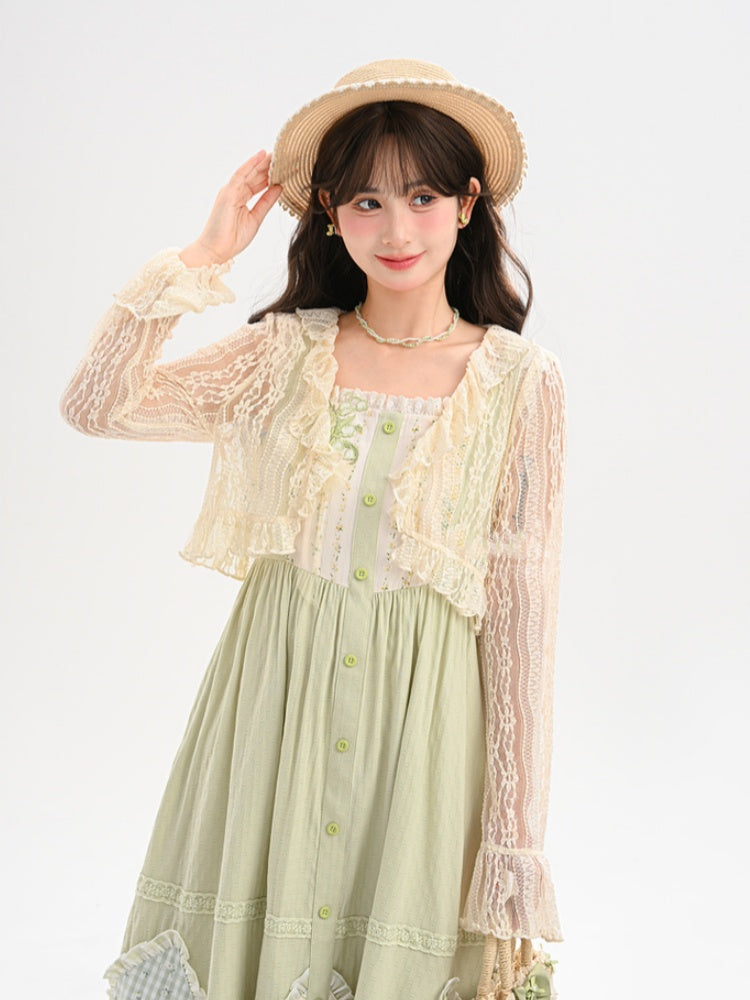 Beiges Spitzentop mit Rüschenbesatz und offener Knopfleiste