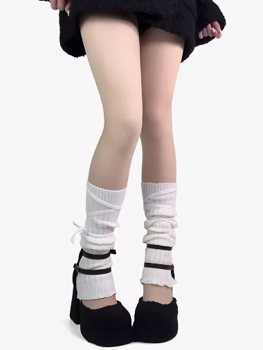 グレーのセルフタイストラップレッグスリーブ