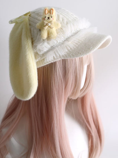 クリームイエローのかわいいウサギ耳ベレー帽とウサギのぬいぐるみ