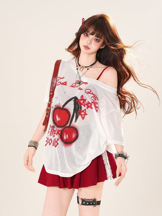 ホワイトのアシンメトリーネックライン、チェリープリントのセミシースルーカバーアップ