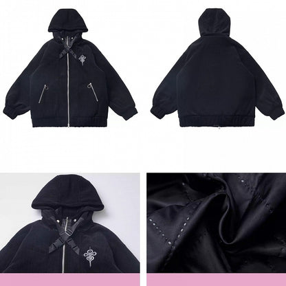 Schwarze Kapuzenjacke mit Schlangenmuster und überkreuzten Schnallenriemen