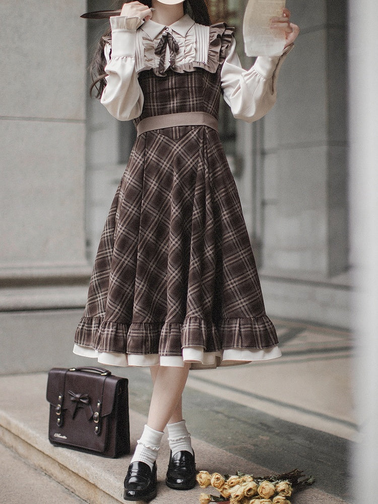 Braunes Kleid mit falschen langen Gürtelärmeln und zweiteiliger karierter Taille