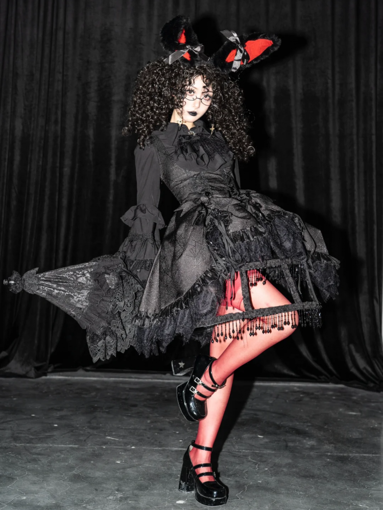 Schwarzes Gothic-Lolita-Hemd mit Glockenärmeln und Kreuzanhänger und spitzem Kragen