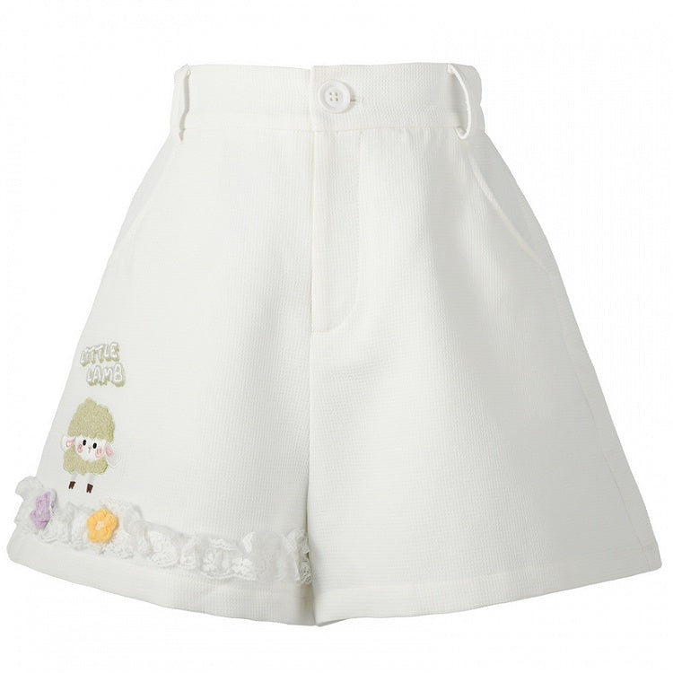 花柄レーストリムのホワイトショートパンツ、ラム刺繍のアクセント