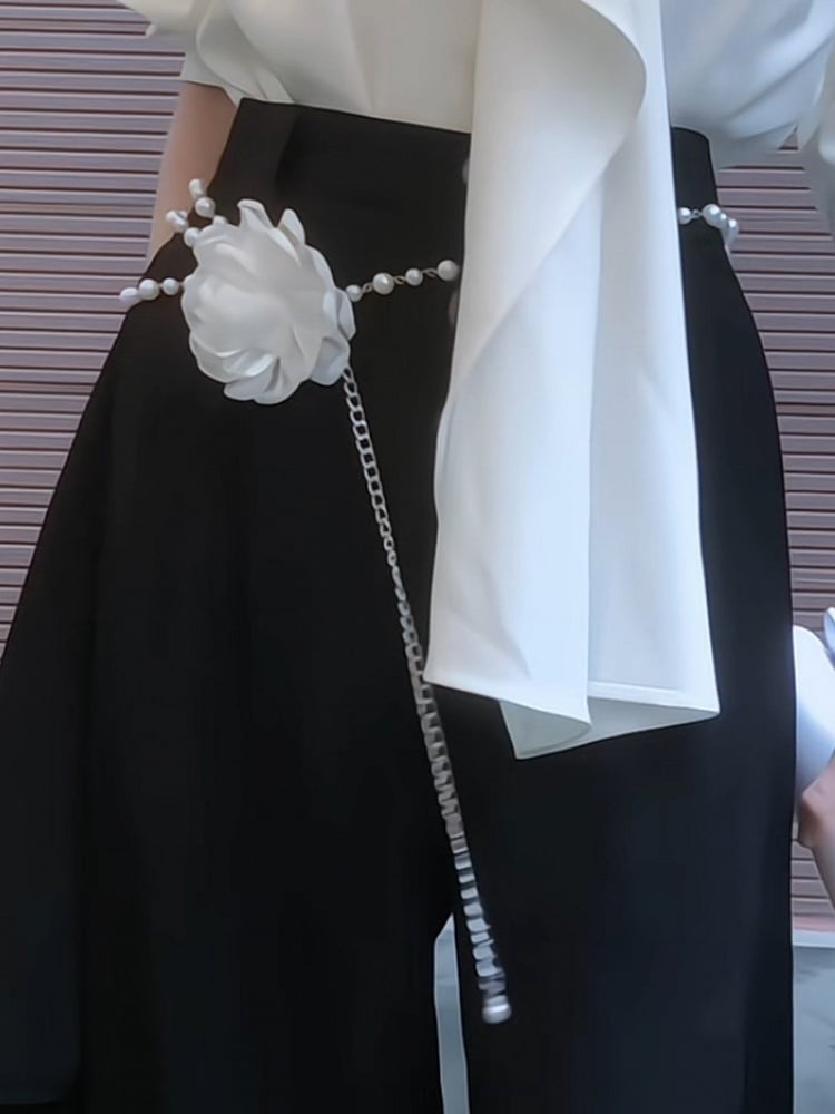 Chaîne perlée avec accents floraux à la taille blanche