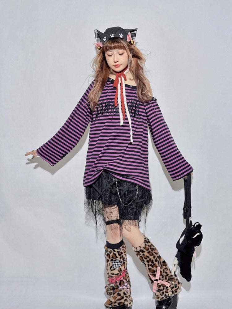 Schwarz-weiß gestreiftes Top mit asymmetrischem Ausschnitt