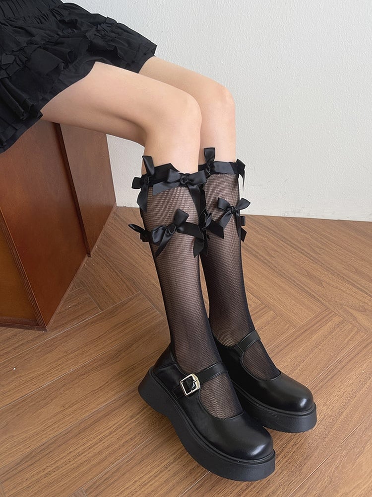 Halbtransparente Strümpfe mit Schleife und Details in Weiß/Schwarz unter dem Knie