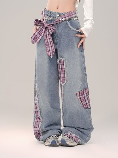 Blaue Jeans mit weitem Bein und karierter Schleife in Rosenrot