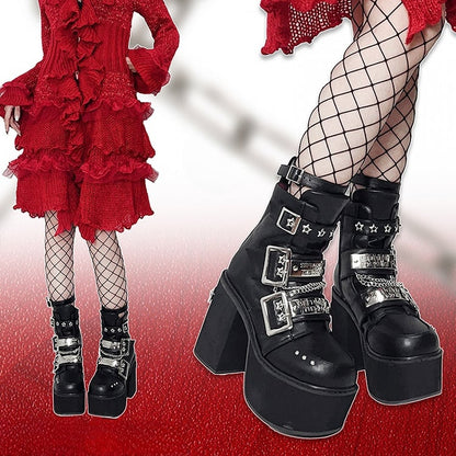 Schwarze, rechteckige Punk-Plateau-Blockabsätze mit Metallplatten, Schnallenriemen, Nieten und Kette