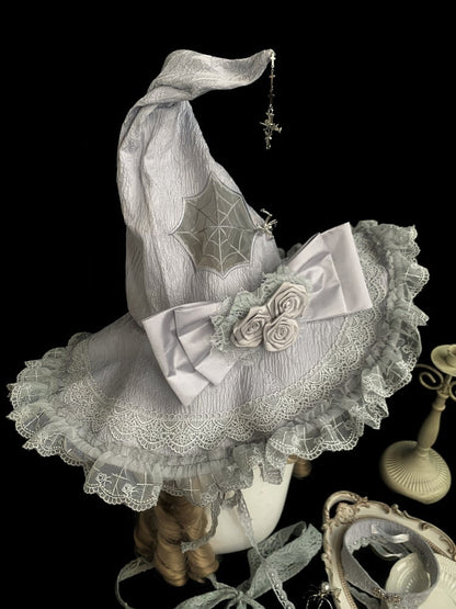 Silbergrauer Hexenhut mit Spinnennetz und Rosenschleife