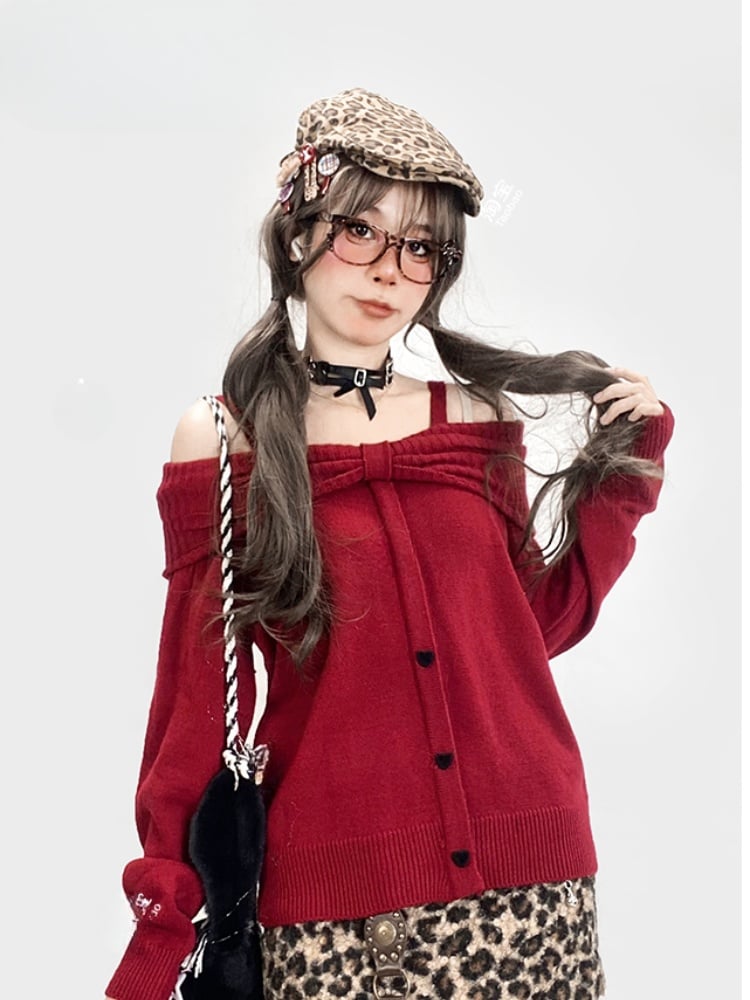 ワインレッドのオフショルダーネックラインニットセーター