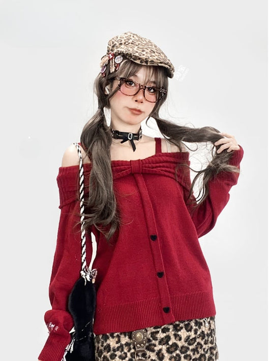 ワインレッドのオフショルダーネックラインニットセーター