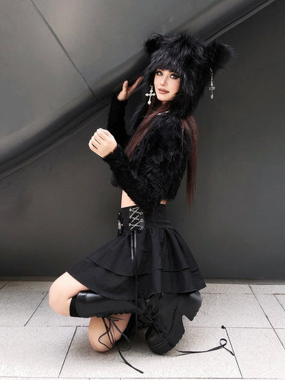 Punk-Plüschmütze mit schwarzen Tierohren und flauschigen Pompons