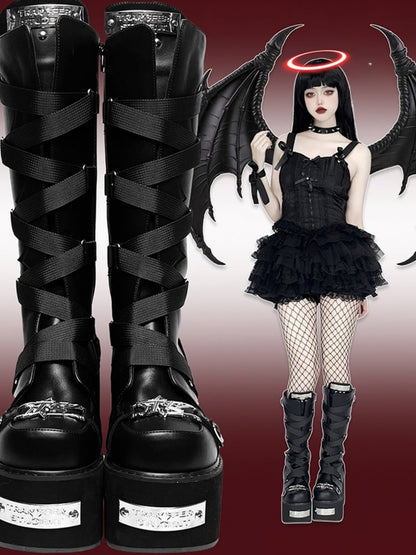 Schwarze Plateaustiefel mit Blockabsatz und überkreuzten Schnallenriemen