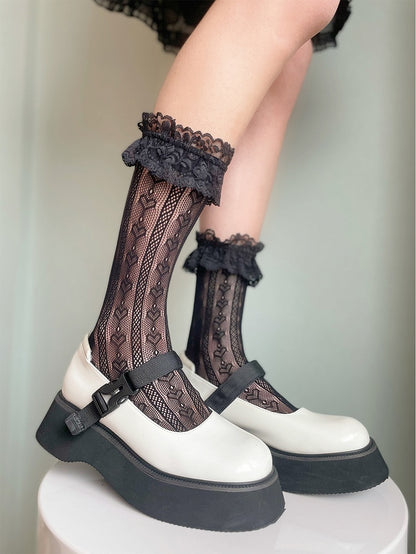 Schwarze Lolita-Wadensocken mit Rüschen und Spitzenbündchen und Herzmuster