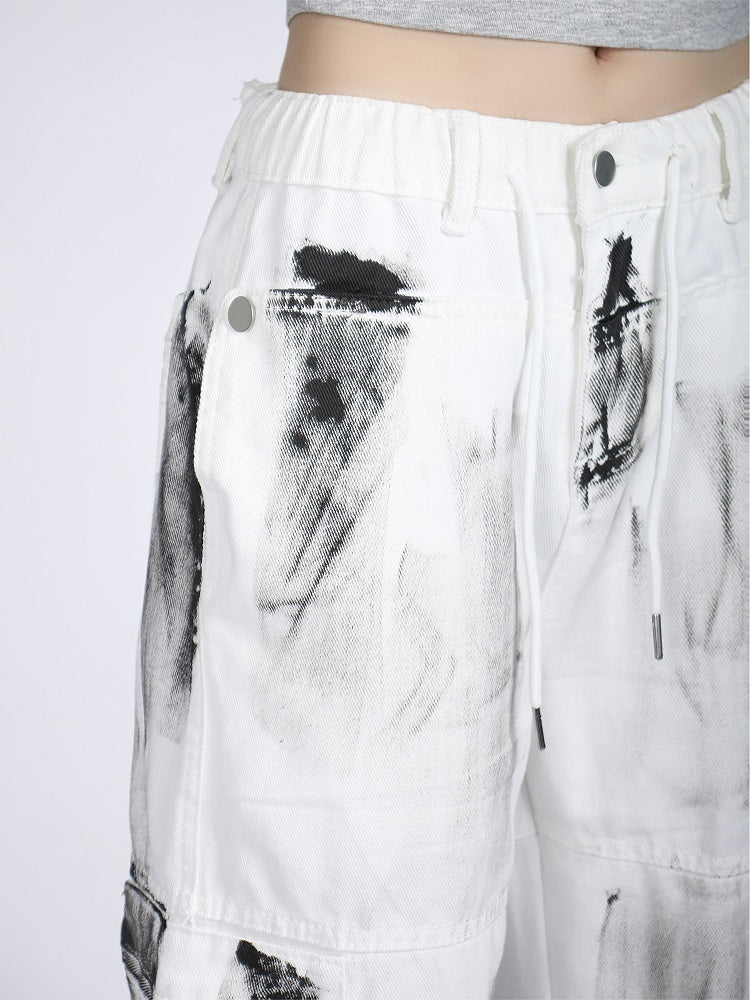 Vintage-Cargojeans in Weiß mit Farbspritzern und Batikmuster, lockere Passform, mit Kordelzug in der Taille