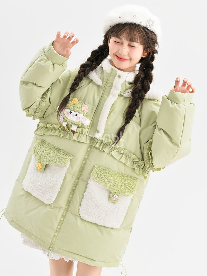 Grüner süßer Daunenmantel mit Kapuze und Rüschenbesatz