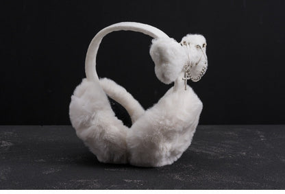 白いハンドメイドのクロスアンドピンとプラッシュボーンのイヤーマフ