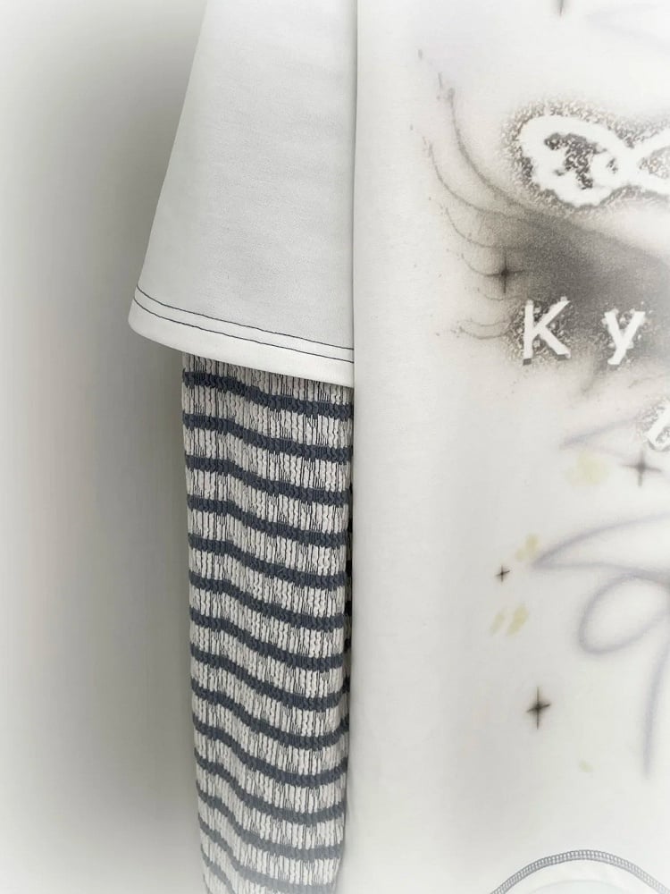 ホワイトフェイクツーピースVネックグラフィックTシャツ