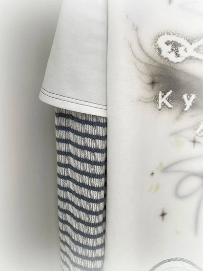 ホワイトフェイクツーピースVネックグラフィックTシャツ