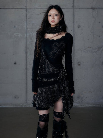 Schwarzes, gerüschtes, asymmetrisches Strass-Kreuz mit Kleidhalssaum