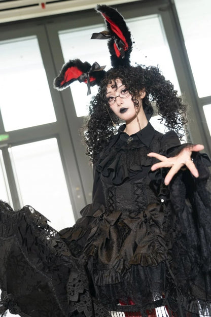 Schwarzes Gothic-Lolita-Hemd mit Glockenärmeln und Kreuzanhänger und spitzem Kragen