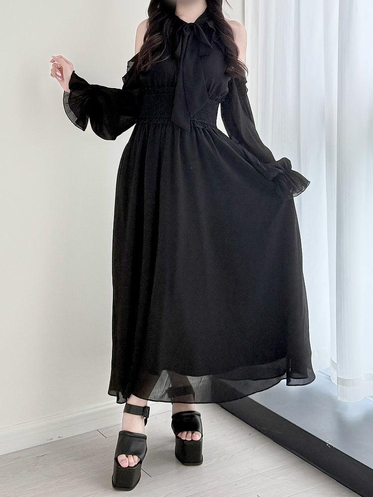 Langes schwarzes Taillenkleid mit gesmoktem Kei-Krawattenhals und ausgeschnittener Jirai-Schulter