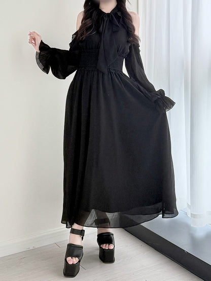 Langes schwarzes Taillenkleid mit gesmoktem Kei-Krawattenhals und ausgeschnittener Jirai-Schulter