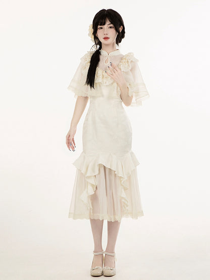 ショールとベージュの花のネックラインにビーズをあしらった