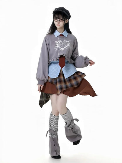 Graues, kurzes Sweatshirt mit Grafik und V-Ausschnitt, Rüschensaum