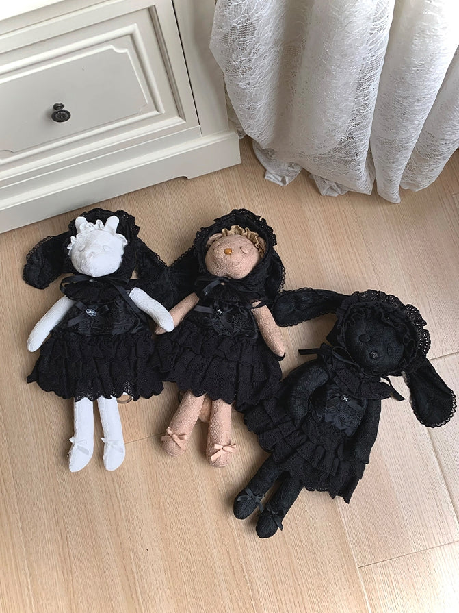 Schwarzes Kleid mit Rosette und Schleifenstickerei + Mütze mit Hasenohren
