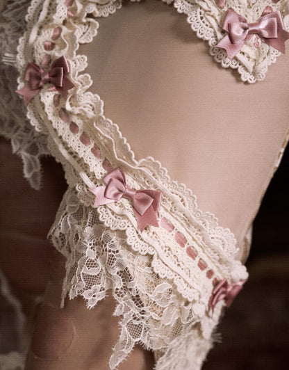 サイドレーススカートとカットアウトアクセントのリボンピンクハート型