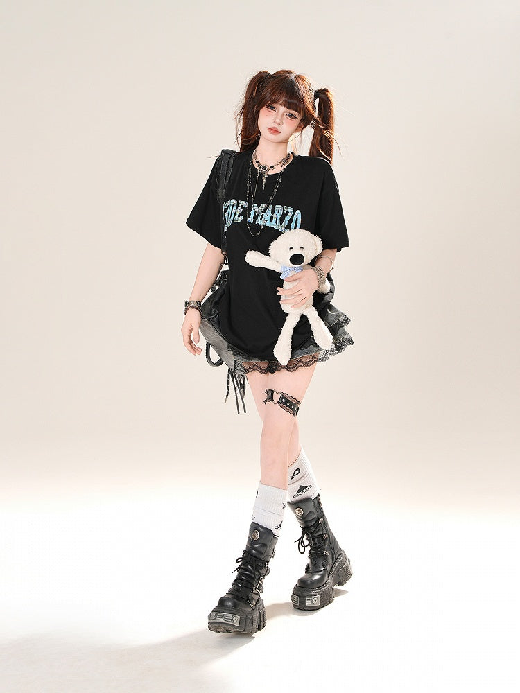 愛らしいクマのぬいぐるみ付き、ブラック/ホワイトのラウンドネックレタープリントTシャツ