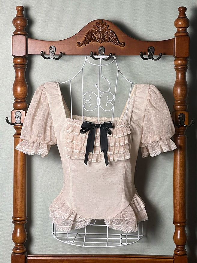 ベージュのスクエアネックライン半袖ブラウス