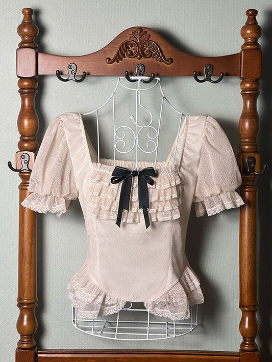 ベージュのスクエアネックライン半袖ブラウス