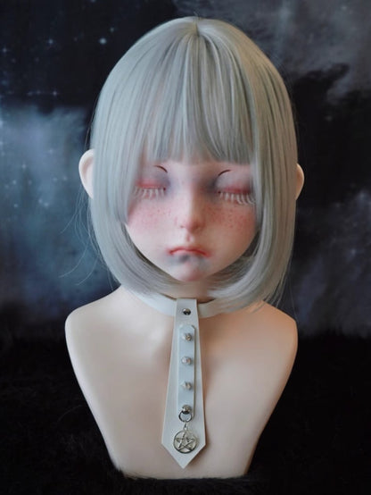 Weißes Halsband mit Pentagramm-Anhänger und Nieten