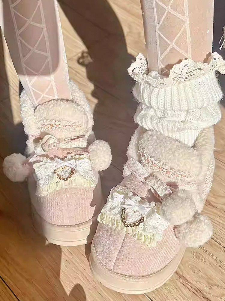 ベージュ＆ピンクのポンポン付きプラッシュプラットフォームUGGブーツ（ビーズチェーン付き）