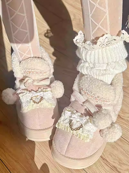 ベージュ＆ピンクのポンポン付きプラッシュプラットフォームUGGブーツ（ビーズチェーン付き）