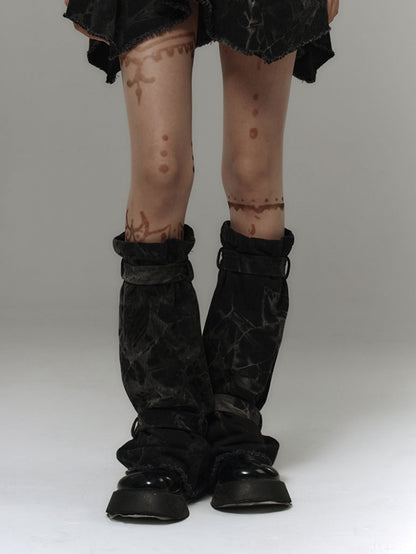 Jeans-Beinwärmer mit schwarzen und grauen Schnallen