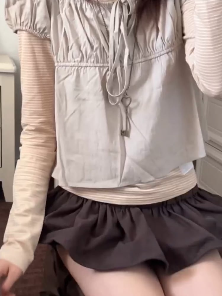 ベージュのラウンドネックストライプトップス