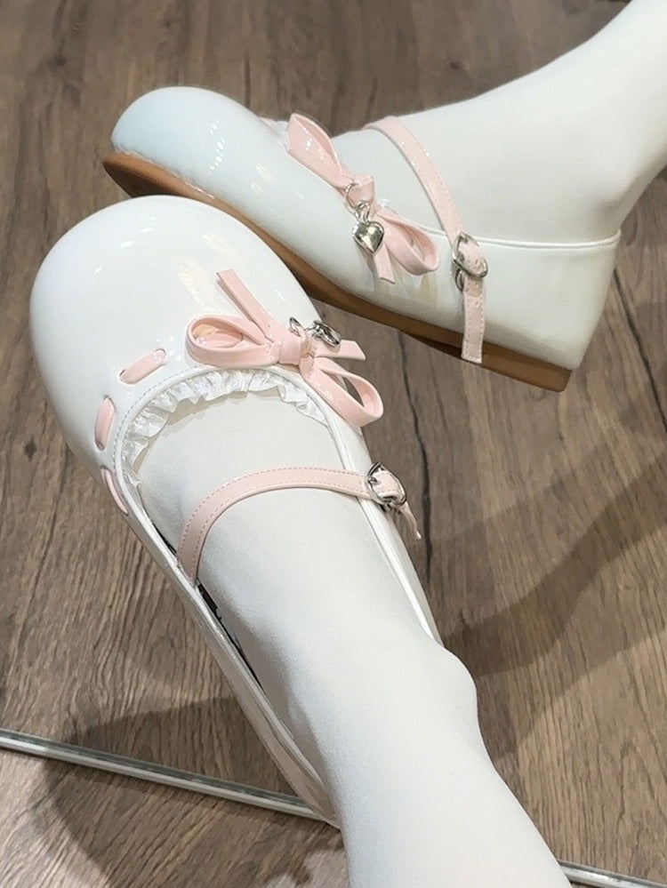 Herzförmige Ballerinas mit Knoten, süße Lolita-Spitze, zart, mit runder Zehenpartie, rosa Schleifenbesatz und Akzentschnalle – Weiß