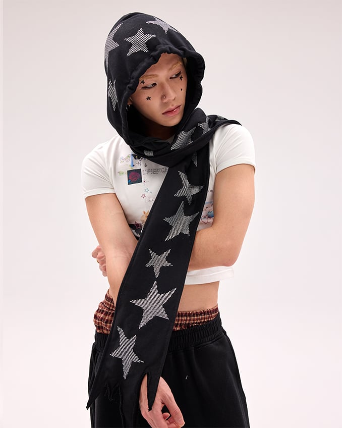 Schwarz/weiße Mütze und Schal mit Stern-Strasssteinen in einem