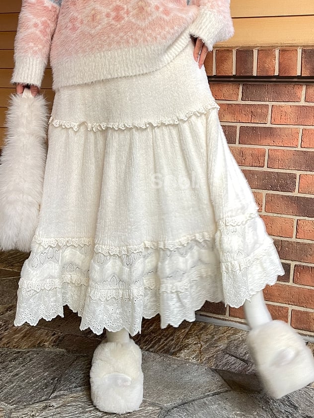 Beigefarbener Midirock mit hoher Taille und Spitzenakzenten und Volantsaum