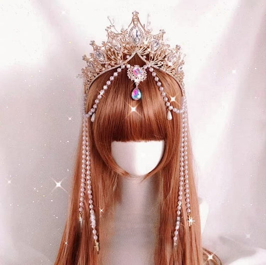Lolita ornée de perles et de strass, avec une couronne à chaînes