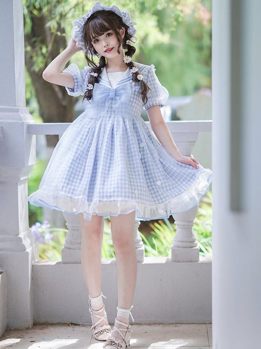 Hellblauer Matrosenkragen, weiße Gänseblümchen, kariertes süßes Kleid mit Schleifendetails