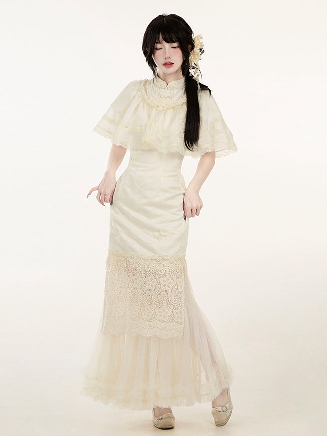 ショールとベージュの花のネックラインにビーズをあしらった