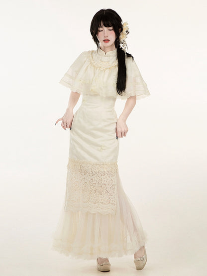 ショールとベージュの花のネックラインにビーズをあしらった