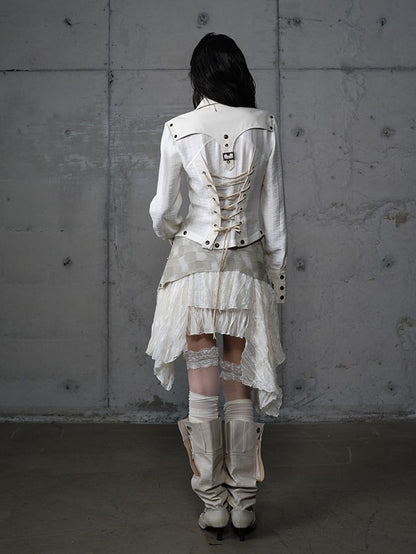 Asymmetrischer beiger Punkrock mit PU-Nietendetail